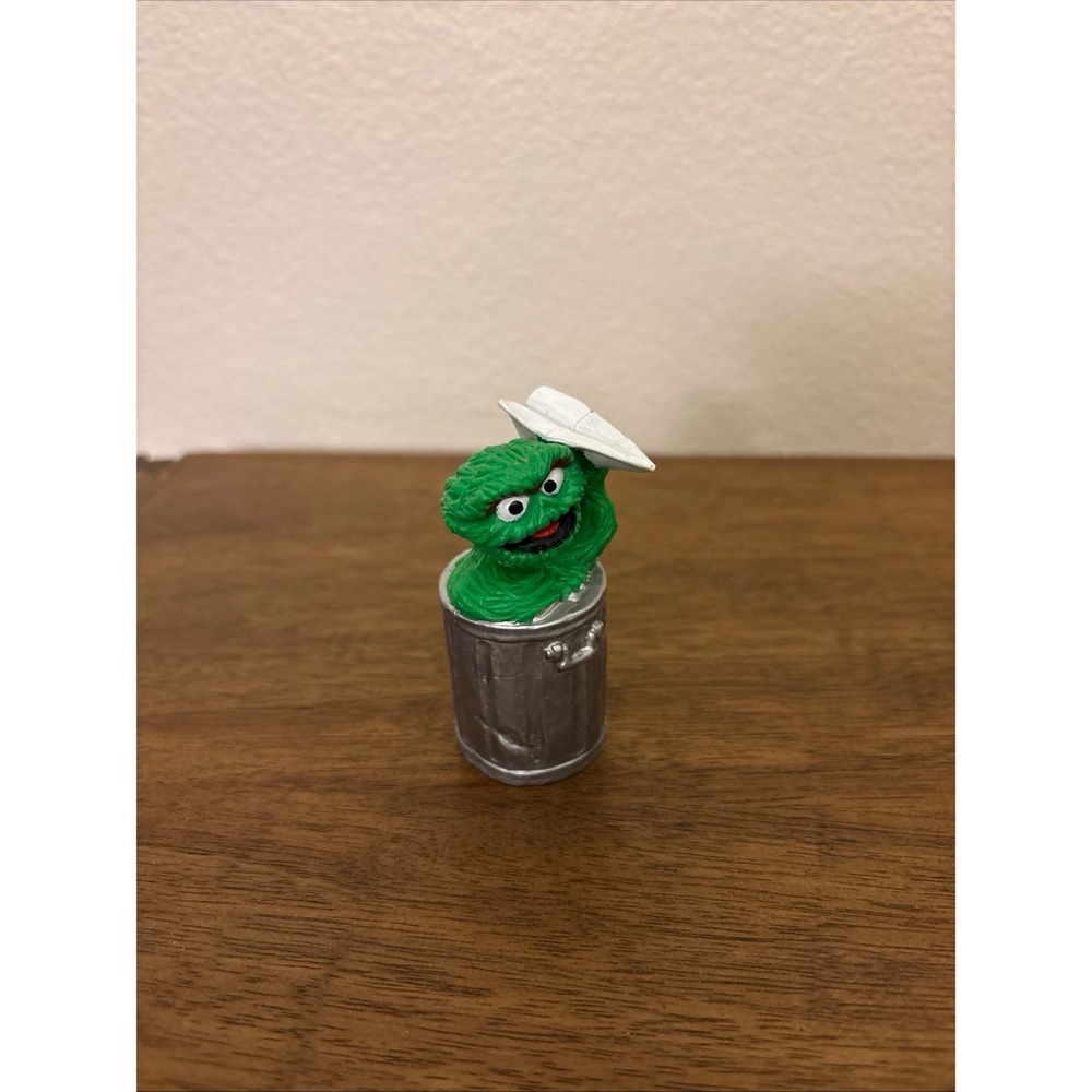 Vtg 80's Oscar THE GROUCH Paper Airplane 2.5" Applause Sesame Street figure - Picture 1 of 3